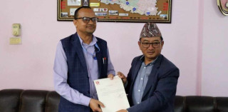 मुख्यमन्त्री लामाद्धारा प्रमुख स्वकीय सचिवमार्फत राजीनामा पत्र बुझाइयो