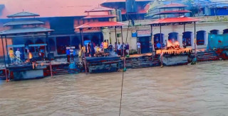 पशुपतिमा जलाउँदै गरेको शवको हड्डी पाँच सय रुपैयाँमा बेचियो