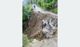 सडक भासिएपछि कर्णाली राजमार्ग अवरुद्ध