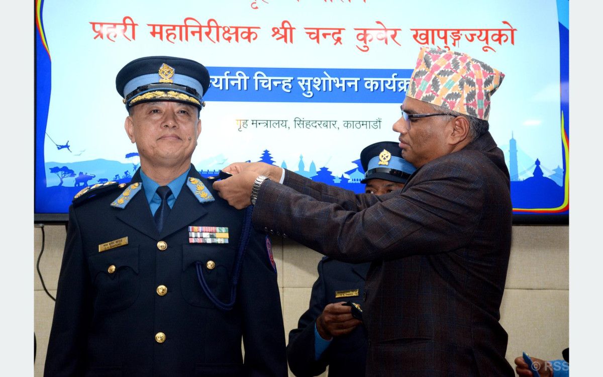 नवनियुक्त प्रहरी महानिरीक्षक खापुङलाई दर्ज्यानी चिन्ह