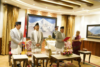 सुशीलाले लिइन् प्रधानमन्त्रीको शपथ, ६ महिनाभित्र चुनाव गराउनुपर्ने शर्त