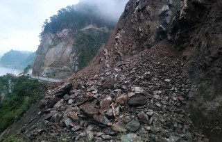 पहिरो र बाढीले देशका विभिन्न राजमार्ग अवरुद्ध