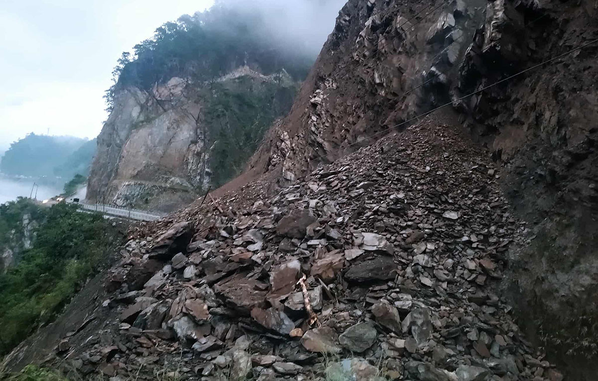 बाढी, पहिरो र वर्षाले ५ ठाउँका सडक पूर्णरुपमा अवरुद्ध