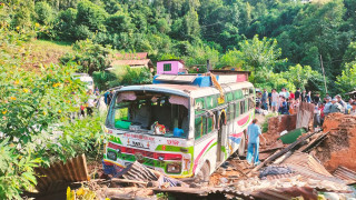 गुल्मीको छल्दीपनाहमा बस सडक छेउमा रहेको घरमा गएर दुर्घटना, १५ जना घाइते