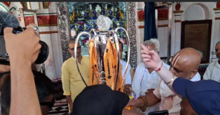 एनपिएलको ट्रफीलाई जानकी मन्दिरमा पूजापाठ गरी नगर परिक्रमा