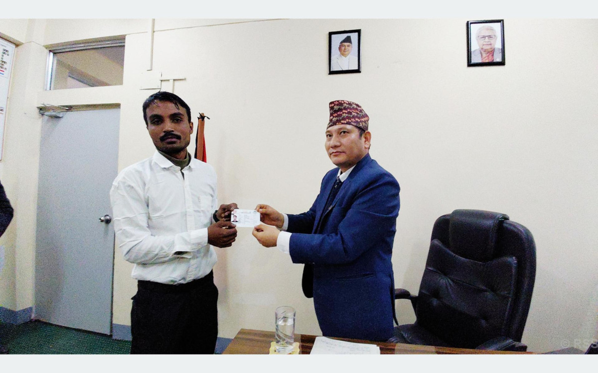 बाँकेमा पहिलो पटक आमाको नामबाट वंशजको नागरिकता जारी