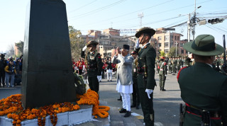 राष्ट्रपतिद्वारा राष्ट्र निर्माताको सालिकमा माल्यार्पण