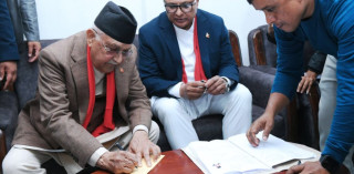 नेकपा एमाले अध्यक्ष केपी शर्मा ओलीले झापा–५ बाट गराए उम्मेदवारी दर्ता