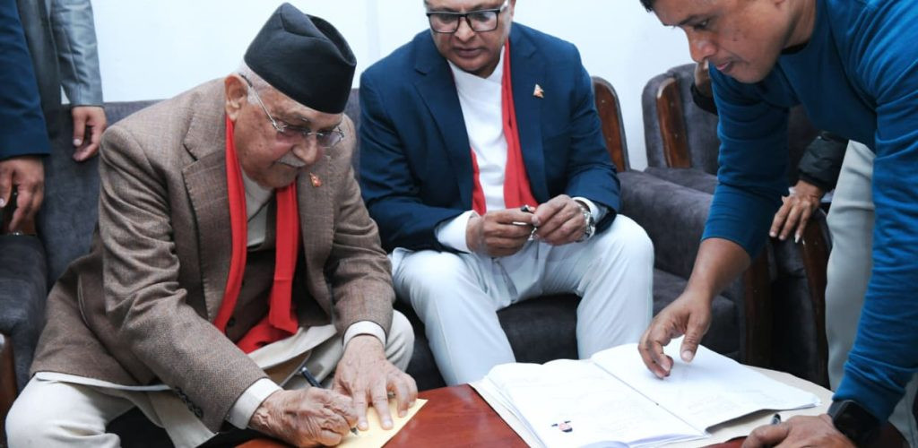 नेकपा एमाले अध्यक्ष केपी शर्मा ओलीले झापा–५ बाट गराए उम्मेदवारी दर्ता