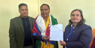 काठमाडौं - ३ बाट कुलमान घिसिङले गराए उम्मेदवारी दर्ता
