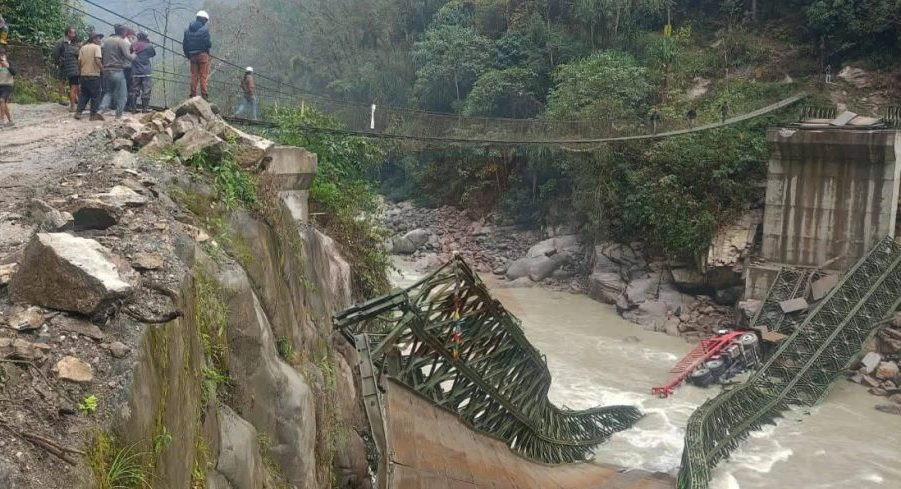 अरुण नदीमा बेलिब्रिज भाँचियो, ट्रक खस्यो